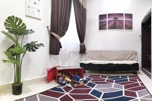 Zimmer mit einem Bett und Spielzeug auf dem Boden in der Unterkunft Teratak Persona Homestay. 4 rooms double storey terrace in Kuantan City. in Kuantan