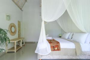 Giường trong phòng chung tại Angels Bungalow Nusa Penida