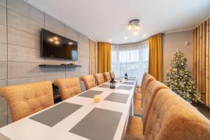 una sala de conferencias con una mesa larga y un árbol de Navidad en ViewMountain - Apartamenty Cieplice, en Jelenia Góra