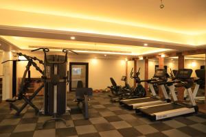 Hotel Natraj Rishikesh的健身中心和/或健身设施