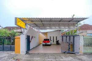 a garage with a car parked under a pergola at OYO 2417 Melati Residence in Blitar