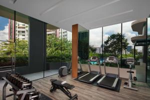 新加坡Citadines Rochor Singapore的带有跑步机的健身房的图片