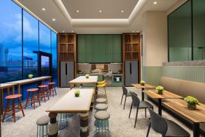 新加坡Citadines Rochor Singapore的餐厅效果图，配有桌椅