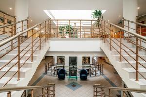einen Blick über die Lobby eines Gebäudes mit Treppen in der Unterkunft AZIMUT Hotel Uglich in Uglitsch
