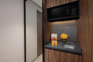 Citadines Rochor Singapore的厨房或小厨房