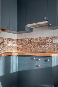 a kitchen with blue cabinets and tiles on the wall at Cielo in Sierra Nevada