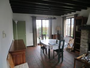 ein Esszimmer mit Tisch und Stühlen in der Unterkunft Villa Eleonore in Koksijde