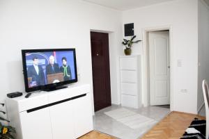 ブルチコにあるApartman Bulevar 1の白いリビングルーム(白いキャビネット、薄型テレビ付)