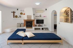 sypialnia z łóżkiem i kominkiem w obiekcie Villa Ca Daniela w mieście San Antonio
