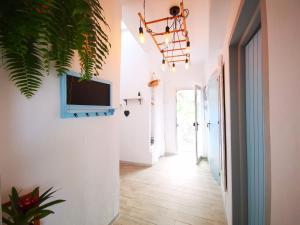 TV a/nebo společenská místnost v ubytování Casa Cueva Azul