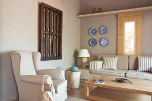 sala de estar con sofá y mesa en Dionysos Village Hotel Marmaris, en Turunç