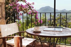 uma mesa e cadeiras numa varanda com vista em Dionysos Village Hotel Marmaris em Turunç