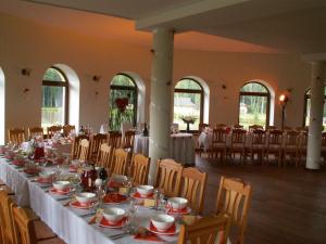 Reštaurácia alebo iné gastronomické zariadenie v ubytovaní Meža Salas
