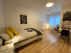 1 dormitorio con 1 cama y escritorio en una habitación en Park City Center, en Luxemburgo