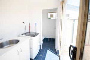 Ein Badezimmer in der Unterkunft Archipelago Apartments Esperance