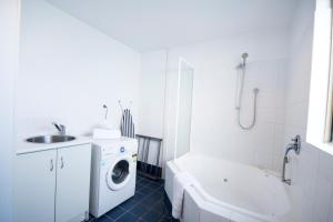 Ein Badezimmer in der Unterkunft Archipelago Apartments Esperance