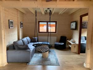 ein Wohnzimmer mit Sofa und Tisch in der Unterkunft Domek Franianiesulice in Niesulice