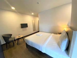 TV a/nebo společenská místnost v ubytování ZONE Hotels, Telok Panglima Garang