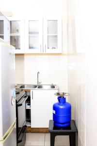 哈拉雷的住宿－Villa Prince，厨房配有一张桌子上的大型蓝色容器