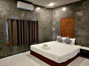 チョームトーンにあるB-tel Chomthong resort Chiang maiのベッドルーム1室(白い大型ベッド1台付)