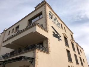 un edificio con un cartel en el costado en Hotel Aviator Boutique, en Otopeni