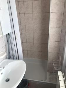 ein Badezimmer mit Waschbecken und Dusche in der Unterkunft Apartmenthaus"Kala" in Crikvenica