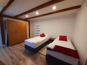 Postel nebo postele na pokoji v ubytování Apartamenty przy Świerku