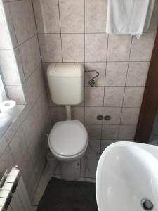 Ein Badezimmer in der Unterkunft Apartmenthaus"Kala"