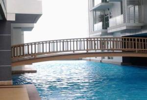 een brug over een waterlichaam met gebouwen bij Signature Private Pool 14pax KSL by CCS Home in Johor Bahru