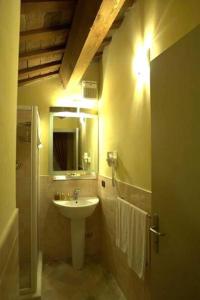 een badkamer met een wastafel en een spiegel bij Affittacamere Il Pagliericcio in Ferrara