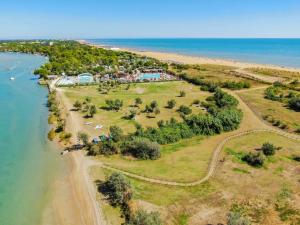 eine Luftansicht auf einen Strand und das Meer in der Unterkunft Camping Village Capalonga in Bibione