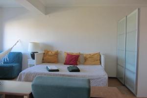 1 dormitorio con 1 cama y 1 silla azul en Quiet Studio City Center, en Oporto