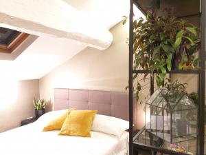 um quarto com uma cama e uma planta em Vico - Corso Como 11 em Milão