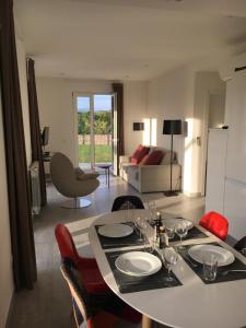 kuchnia i salon ze stołem i krzesłami w obiekcie Cinque Terre, Tuscany, Liguria, Lerici #5 w mieście Lerici