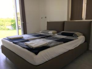 łóżko z ubraniem w pokoju z oknem w obiekcie Cinque Terre, Tuscany, Liguria, Lerici #5 w mieście Lerici +37 zdjęć