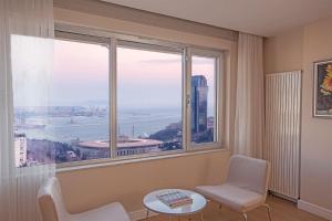 Cheya Deluxe Residence Nisantasi Istanbul City Center في إسطنبول: غرفة مع نافذة مطلة على المدينة
