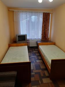 Un pat sau paturi într-o cameră la Hotel Pivdennyi