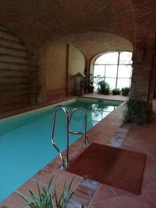 A piscina localizada em CASA MOZART - piscina interna giardino wifi eventi ou nos arredores