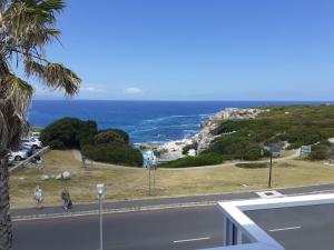 ヘルマナスにあるHermanus Boutique Guest Houseの建物のバルコニーから海の景色を望めます。