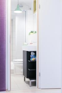 uma casa de banho com um lavatório e um espelho em Hotel Blaue Blume em Freiberg