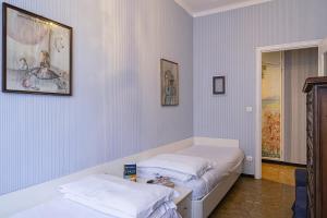 two beds in a room with blue walls at Casa Rita in Riviera in Santa Margherita Ligure