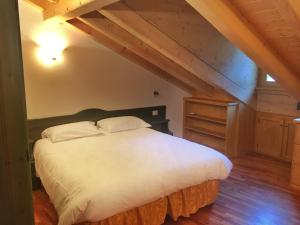 Een bed of bedden in een kamer bij Tana dell'Orso