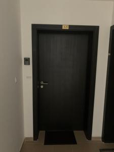une porte noire avec un panneau sur celle-ci dans l'établissement ComfortApartment IGLIKA 2, à Borovets