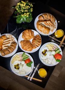 une table recouverte de assiettes de nourriture et de pain dans l'établissement Loft 29 Residence, à Beyrouth