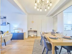 - une salle à manger et un salon avec une table et des chaises dans l'établissement My City Home Plaza Castilla 3, à Madrid