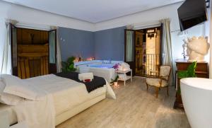 Duomo Luxury Suite Catania في كاتانيا: غرفة نوم بسرير كبير وحوض استحمام