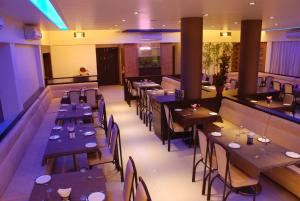 萨塔拉Hotel Rajtara的餐厅里有桌椅的餐厅 更多29张照片