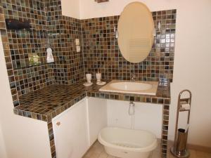 La salle de bains est pourvue d'un lavabo, de toilettes et d'un miroir. dans l'établissement 8 Rue de la Petite Bilange " Maison du Centre", à Saumur