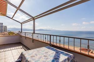 - un balcon avec un lit et une vue sur l'océan dans l'établissement Le Terrazze, à Follonica