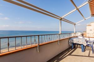d'un balcon avec une table et une vue sur l'océan. dans l'établissement Le Terrazze, à Follonica